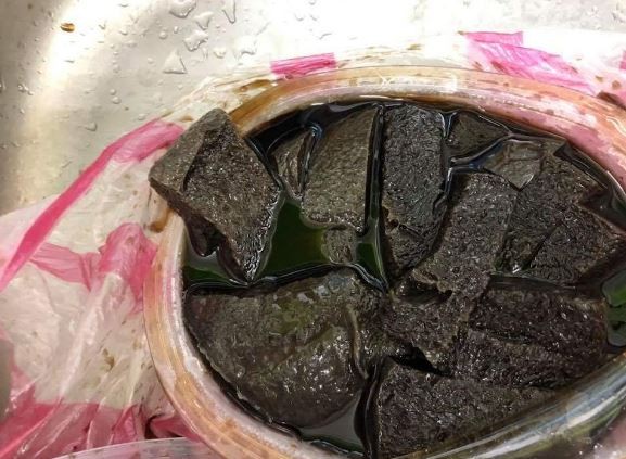 網友發現從超市買回來的仙草凍品管不佳，宛如「黑色凍豆腐」。（圖擷自爆料公社）