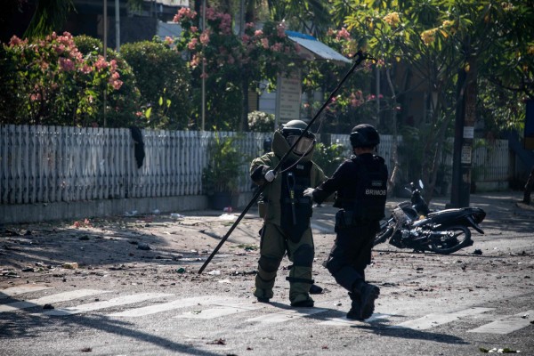 印尼東爪哇省（East Java）泗水城（Surabaya）今早驚傳爆炸事故，多名自殺炸彈客攻擊當地3間教堂，造成至少8人死亡，38人受傷。（法新社）