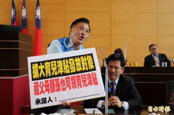 行政院擬擴大發放育兒津貼，市議員楊正中（左）要求市府跟進發放「爺奶津貼」。（記者黃鐘山攝）