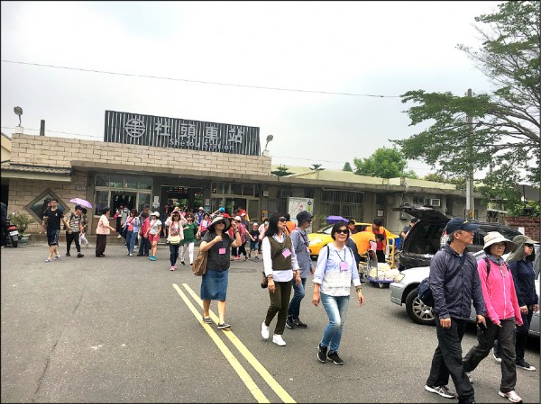 郵輪列車停靠社頭，為地方帶來商機。（記者顏宏駿攝）