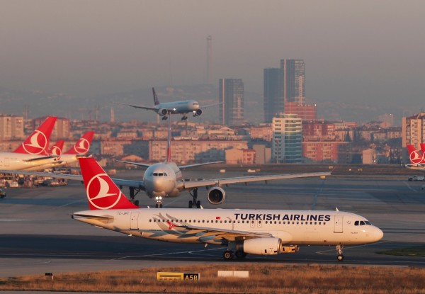 日前一架韓亞航空客機在伊斯坦堡機場滑行時，不慎撞斷土航客機尾翼，所幸未造成人員傷亡。示意圖。（路透）