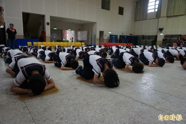 宜蘭縣宜蘭國小附設幼兒園，辦理讀經孝親奉茶儀，讓幼兒園120名學童，向家長們背誦弟子規，進行三跪九叩的儀式，但遭到質疑不合時宜。（資料照）