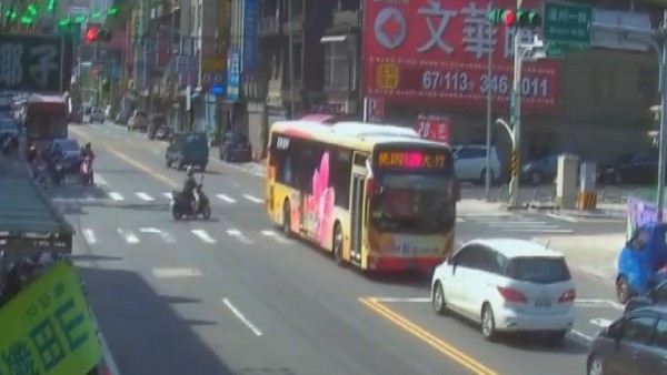 張姓公車司機開車時因突發性心肌梗塞昏倒，車輛失控撞上對向車道的汽車。（記者周敏鴻翻攝）