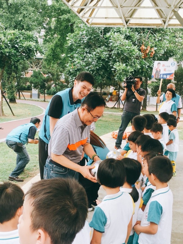 國民黨參選人丁守中今陪同大安文山區議員參選人李伯毅參加基層活動，與學童同樂（丁守中辦公室提供）