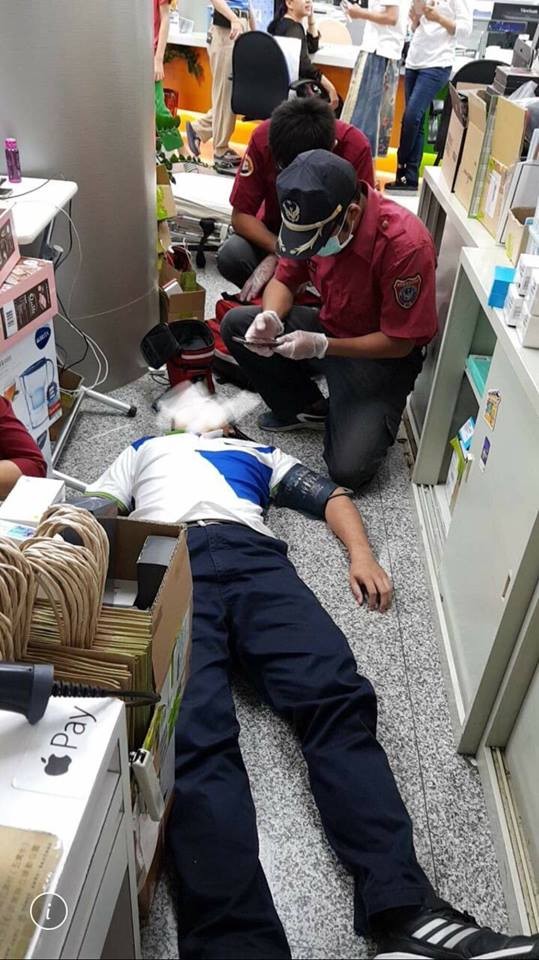 中華電信枋寮門市員工被操到暈倒送醫急救。（圖擷取自《靠北電信業奧客》臉書）