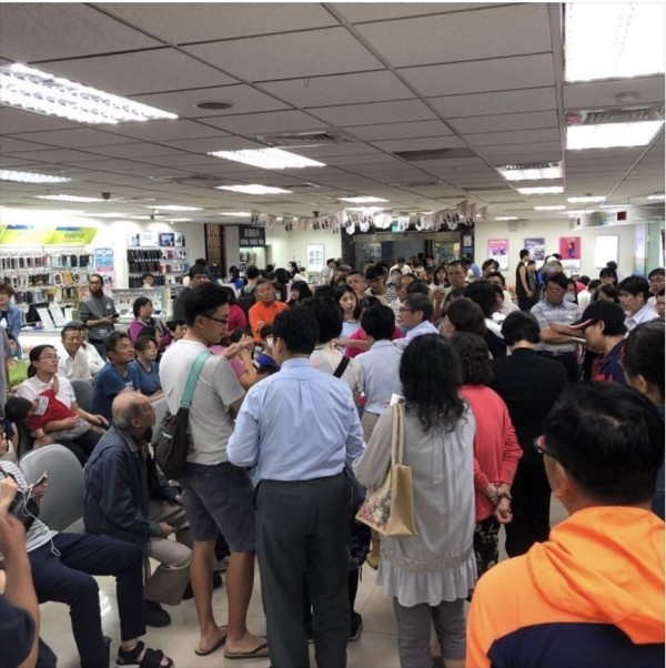 電信業者推出499吃到飽限時方案吸引大批人潮，許多員工卻被迫每天超時工作，台南市勞工局今持續勞檢，又發現業者違法事證。（資料照）
