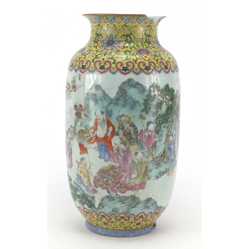 這隻花瓶的瓶身描繪了「八仙賀壽」的圖樣，專家估計，若無破損，價錢恐達2.5億至5億英鎊。（圖取自伊斯特本拍賣網）