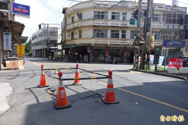 彰化秀水民意街的路口出現道路塌陷，民眾嚇得要命。（記者劉曉欣攝）