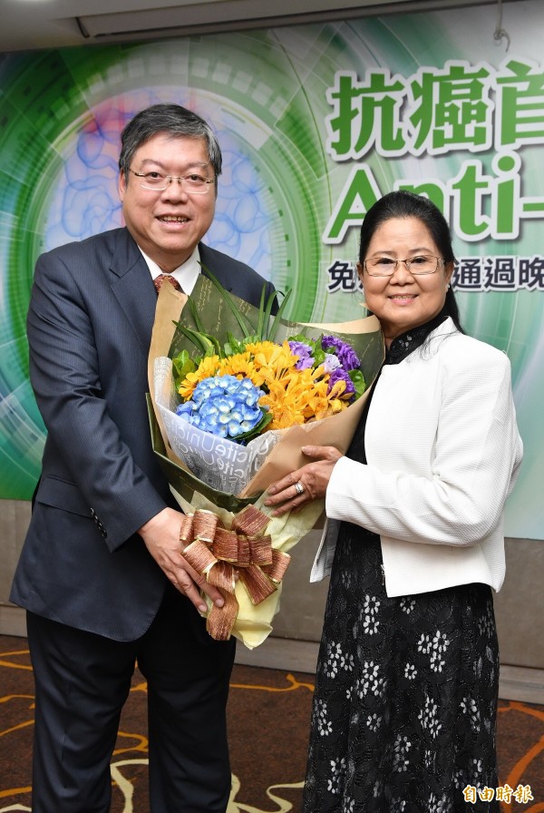 台灣泌尿腫瘤醫學會理事長江博暉（左）與患者張女士（右）合照。（記者林惠琴攝）