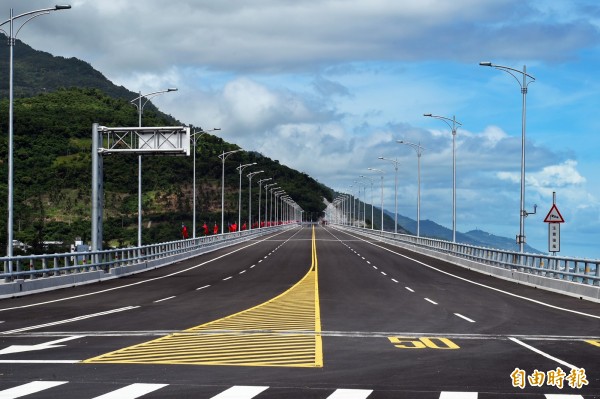 有「全台最美高架橋」之稱的台東金崙大橋，今天（16日）驚傳一名男子不顧員警勸阻，當場從橋上跳下自殺身亡。（資料照）