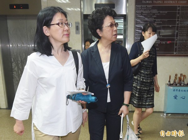 台北檢署偵辦婦聯會銷毀資料案，16日傳喚婦聯會秘書室主任王萍（中）、辜嚴倬雲前隨行秘書李潔梅（左）、前會計室主任陳菡英（右）等人作證。（記者廖振輝攝）
