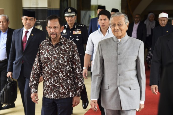 汶萊蘇丹包奇亞（左）14日到訪，是馬來西亞總理馬哈地（右）上任後後，第一位到訪的外國領袖。（歐新社）