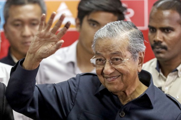 上週贏得馬來西亞大選的新任總理馬哈地（Mahathir Mohamad），今天（16日）立刻兌現他的競選承諾，宣布自6月1日起取消6%的消費稅。（美聯社）