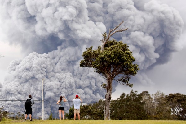 夏威夷幾勞亞火山在台灣時間今天出現激烈爆發，火山灰直衝逾3600公尺高的天際，當局將火山警戒提升至最高的「紅色警告」。（路透）