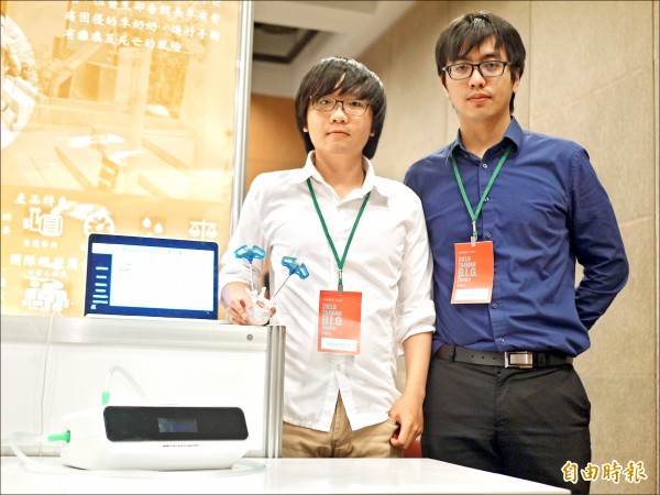 WeMED團隊成員吳岳峯（右）、陳吉麟（左）參與骨水泥醫材研發。
（記者簡惠茹攝）