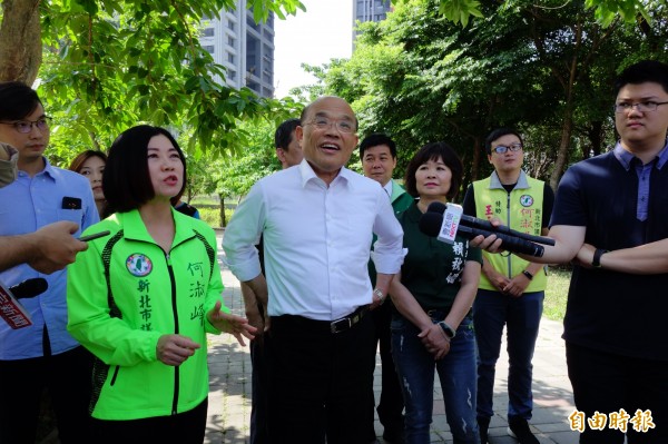 蘇貞昌今上午陪同民進黨議員何淑峰到新莊中港大排願景館會勘，新北市議會副議長陳文治、議員賴秋媚、鍾宏仁也出席。（記者葉冠妤攝）