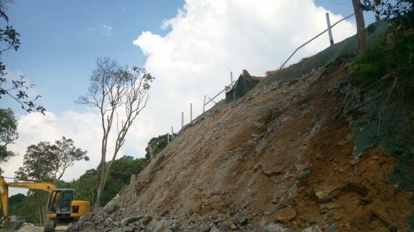 三峽區公所出示「三清萬甲仙境」現況照，澄清說，強制拆除後定期派員到場巡查，並未發現業者重新動工。（三峽區公所提供）