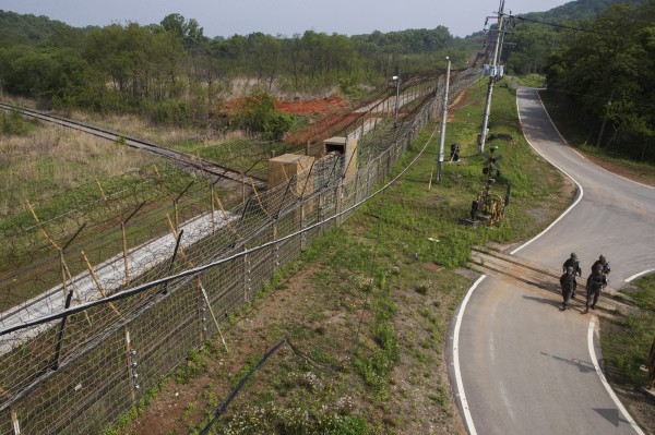 北韓當局雖然非常重視鐵路的建設，但是卻時常發生因電力短缺、設備不足等情況而停擺的情形；最近更發生一起因火車嚴重延誤，使一名乘客在列車上餓死的消息。圖為兩韓鐵路交會處。（歐新社）