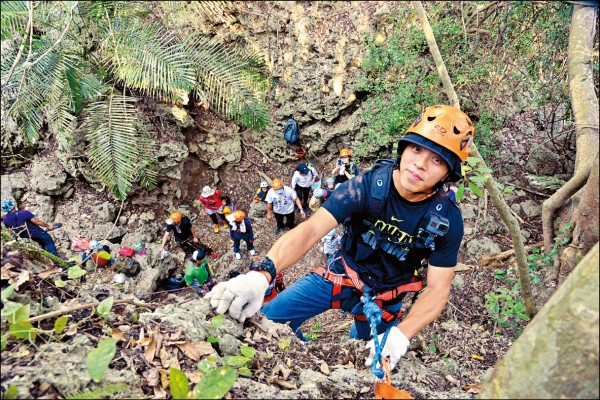 這座適合親子體驗攀岩的岩壁高約6公尺，凹凸不平的珊瑚礁岩提供天然的施力點，對大小朋友而言，幾乎都可輕鬆攀爬。（記者許麗娟／攝影）