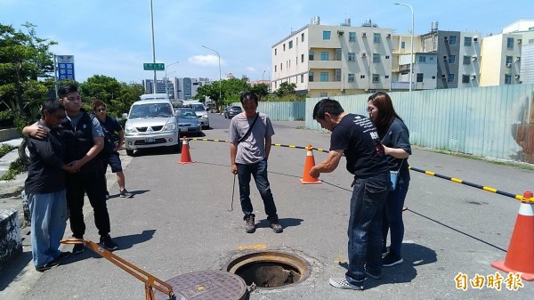 新北市名揚測量工程公司已故員工王振宇的父親（右）對於兒子在沒有適當裝備情況貿然下去救人，哭喊「你這個憨子」。（記者曾迺強攝）