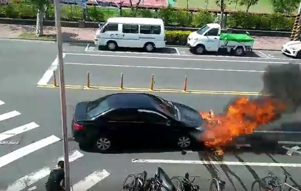 陳姓男子昨下午追撞李姓機車騎士，機車卡在車底、起火燃燒，場面驚險。（記者王善嬿翻攝）