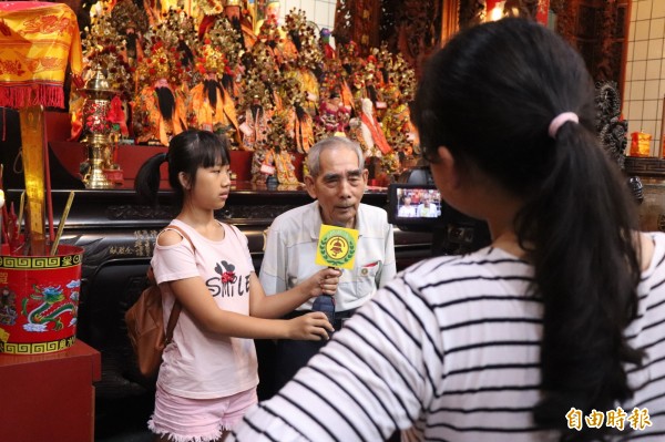 壯圍鄉古亭國小辦理「媒體識讀教育，影視教學計畫」，讓學生化身電視台記者，拿起專業攝影機，到鄉內古色古香的永惠廟當記者，訪談當地耆老。（記者林敬倫攝）