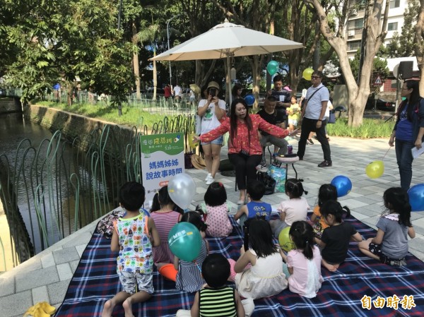 竹市府今天於三民路隆恩圳親水空間辦理「漫遊隆恩圳・散步小日子」，設有藝術風市集、風格野餐趴、闖關遊戲等活動。（記者王駿杰攝）