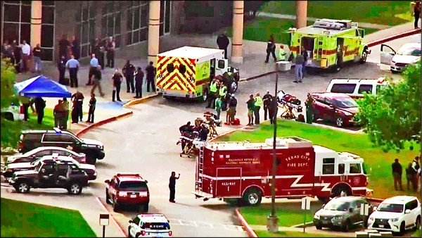 美國德州休士頓市郊區的聖塔菲高中十八日早上傳出槍擊案，大批警力與多輛救護車趕赴現場，全校緊急封閉。（美聯社）