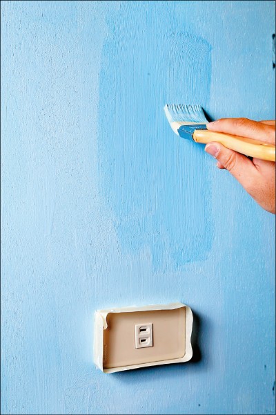 第一層塗刷完成後，等待約1～2個小時，確認牆面完全乾燥後，可開始塗刷第二層。（記者臺大翔／攝影）