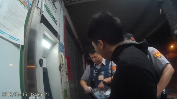 余姓資深車手被捕後，行使緘默權，偵訊時嗆警察「一概不回答」。（記者張瑞楨翻攝）