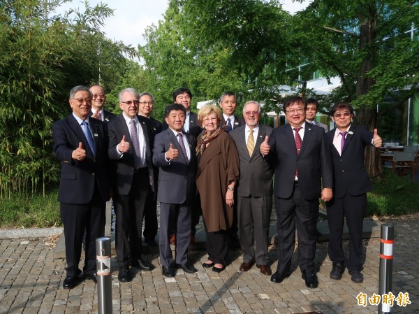 WMA理事會主席霍芬(中)與秘書長克洛伯(前排左二)與衛福部長陳時中、台灣醫師會理事長邱泰源、台灣醫師會秘書長王必勝等人進行早餐會。(記者呂伊萱攝) WMA理事會主席霍芬(中)與秘書長克洛伯(前排左二)與衛福部長陳時中、台灣醫師會理事長邱泰源、台灣醫師會秘書長王必勝等人進行早餐會。(記者呂伊萱攝)