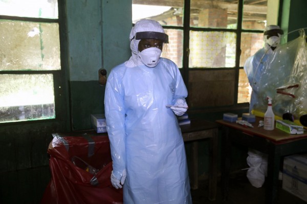非洲中部的剛果民主共和國爆發新一波伊拉拉疫情，週日（20日）最新消息指出，死亡病例已增加到26人，週一起，醫護人員等將開始接種疫苗。（美聯社）