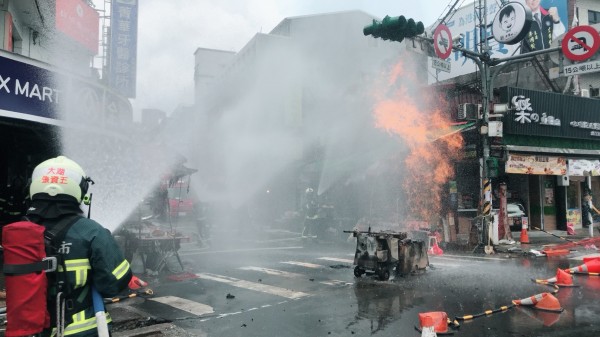 大量瓦斯外洩造成燃燒。（記者鄭景議翻攝）