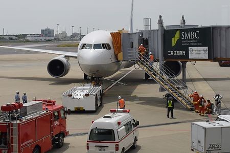 日本全日空班機白煙密布，乘客與機組人員全數疏散。（圖擷自Cubeニュース推特）