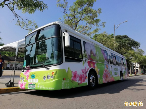 台北市首條電動公車路線預計10月上路，車輛原型已在日前的能源之丘綠能園遊會上，作為接駁車試營運。（記者黃建豪攝）