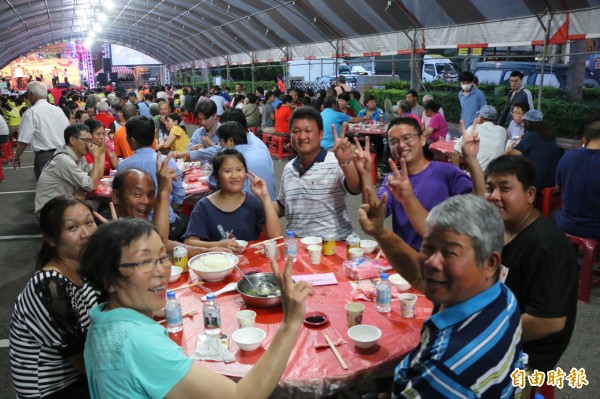 頭份四月八今晚在頭份市公所前席開百桌，千人一同團圓品嘗客家佳餚。（記者鄭名翔攝）