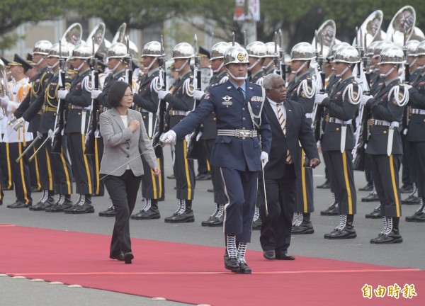 總統蔡英文21日在總統府以隆重軍禮歡迎來台訪問的索羅門群島總理何瑞朗。（資料照）