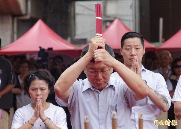 台北市長柯文哲（中）對年底選舉問題避重就輕；時代力量立委林昶佐（右）今指稱不會與柯結盟。圖為柯文哲21日主持「環南市場改建工程上梁」典禮上香祈福。（資料照，記者劉信德攝）