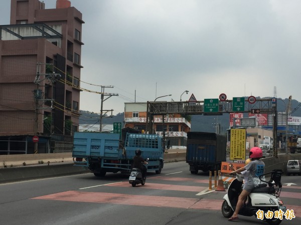 三鶯大橋因橋樑老舊，設計不良，車禍頻傳，新北市政府目前進行改建工程，於舊橋的兩側增建行人與機車專用道。（記者邱書昱攝）