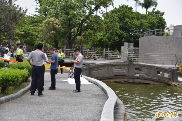 林姓男子疑在屏東公園溺斃亡。（記者葉永騫攝）