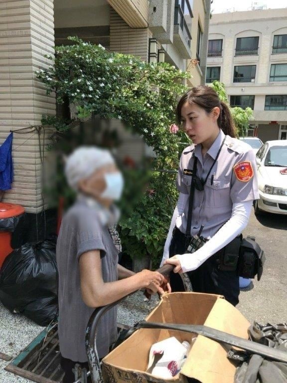 女警詹淯淨（右）見老婦推滿載資源回收的手推車，上前關心。（記者洪定宏翻攝）