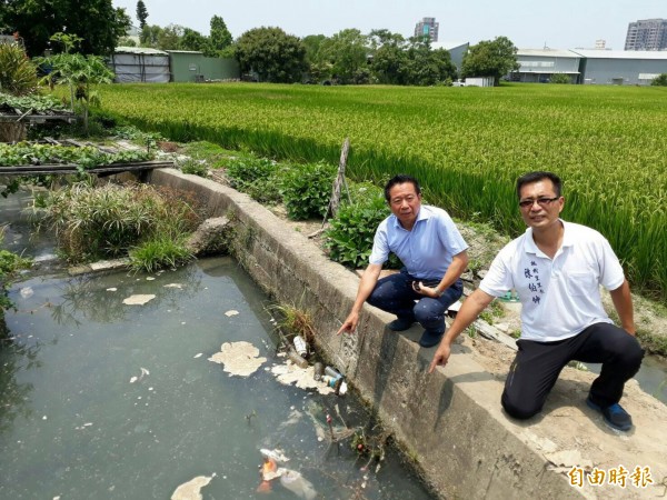 灌溉溝傳出污染事件，台中市議員何文海（左）及楓樹里長陳伯仲（右）獲報到場關心。（記者黃鐘山攝）