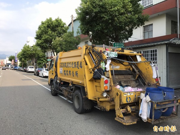 苗栗市福麗里名門社區垃圾清運時間日前調整，市公所卻未週知住戶，引發民怨。圖為市公所清潔隊清運垃圾作業情形。（記者彭健禮攝）