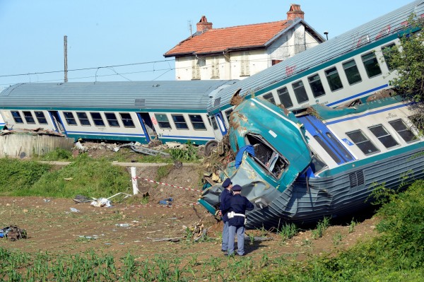 義大利火車與大客車相撞，造成2死18傷。（路透）