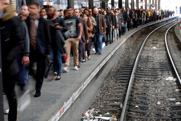 法國鐵路工會4月起展開為期3個月的不定期「間歇性」罷工，許多乘客到站後才發現無車可搭。（路透）