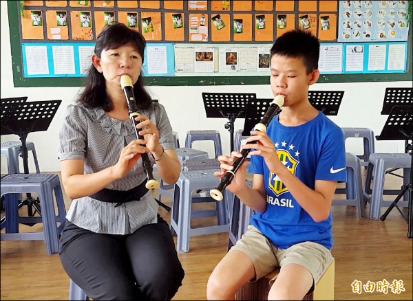 台中益民國小全盲生陳可冀（右），在音樂老師林佩珍（左）指導下，靠著聽音自我摸索、不斷練習，是學校直笛校隊高音首席。（記者陳建志攝）