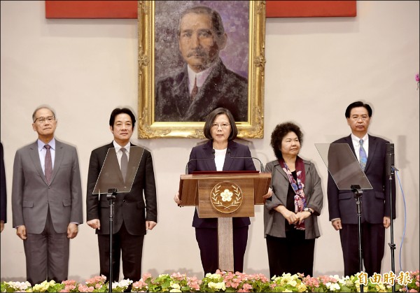 ▲布吉納法索宣布與我國斷交，總統蔡英文（中）昨在總統府秘書長陳菊（右二）、行政院長賴清德（左二）、外交部長吳釗燮（右一）、國安會秘書長李大維（左一）陪同下發表談話。（記者黃耀徵攝）