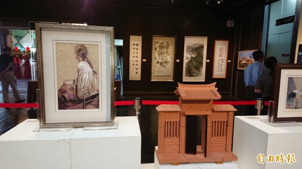 台南市藝術家協會20週年會員聯展今日開幕，展作琳琅滿目1次看個夠。（記者洪瑞琴攝）