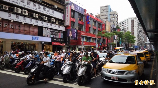 吃到飽月票真正目的？台北市長柯文哲透露，未來會再增加汽機車的停車成本。（記者黃建豪攝）