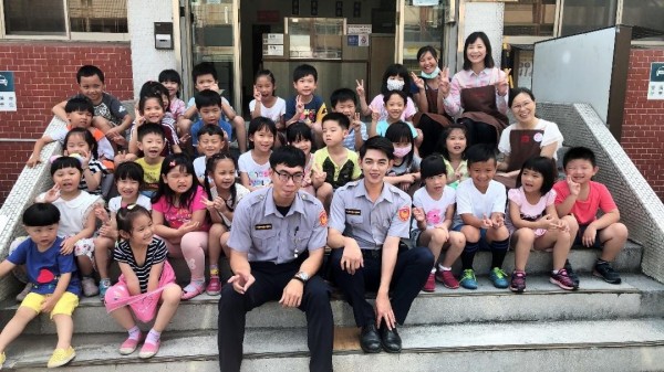 數10名幼兒園的小小波麗士前往大肚分駐所參訪，進行小小波麗士的一日體驗（記者蘇金鳳翻攝）